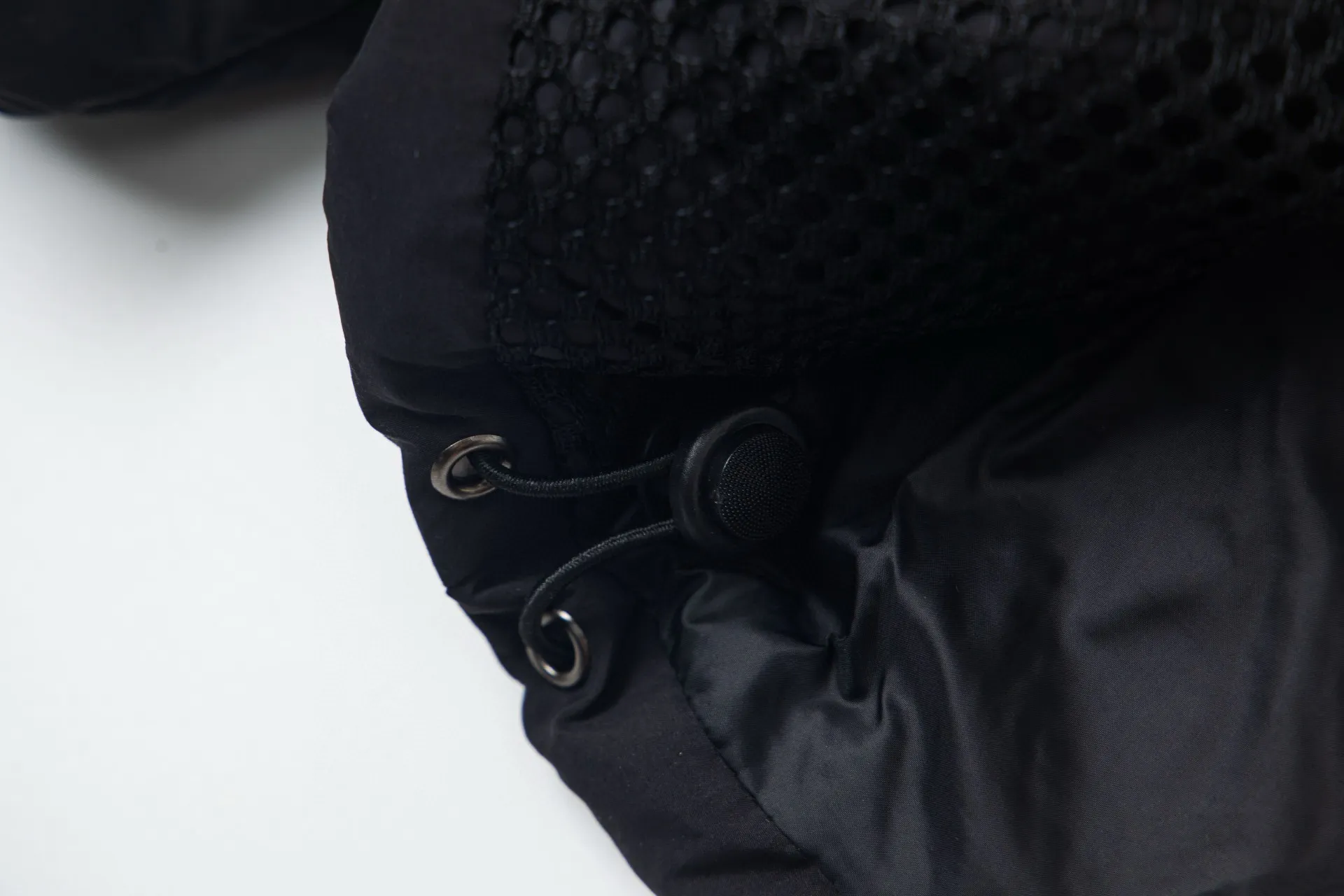 P770 model number: G124 Canada Goose PASTELS series new Parker couple's hooded down jacket 1️⃣The fabric is made of soft EnduraLuxe fabric, which enhances the durability of easy-to-wear parts, is lightweight and durable; the inner liner is made of anti-velvet gallbladder, which is comfortable and soft without velvet. It has a detachable hood, can be adjusted in two directions, and is also filled with down, which brings greater softness and wrapping around the head and neck, and is full of warmth. This parka features white trim on the back and sides, and the hardware locks are all original and custom-made to match the muted fabric color. Goose label: The official website’s new series of silicone material labels, non-embroidery labels. 2️⃣It is very youthful and energetic, and can be easily worn by both men and women. It is very in line with the fashion aesthetic concepts of today's young people! 3️⃣ A full set of customized accessories, complete with three standards, same style for men and women, a must-have for couples! Color: black, white, pink, stone gray, water-soluble blue Size: XS, S, M, L